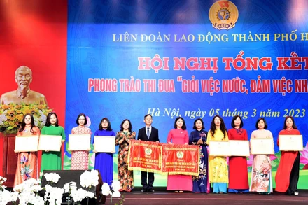 Trao Cờ thi đua và Bằng khen của Tổng Liên đoàn Lao động Việt Nam tặng các tập thể, cá nhân có thành tích xuất sắc trong phong trào thi đua.