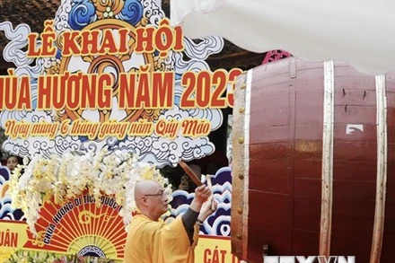 Thượng tọa Thích Minh Hiền đánh trống khai hội.