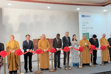 Các đại biểu cắt băng khai mạc Triển lãm “Nghệ thuật sen Việt 2023 - Vẻ đẹp thuần khiết”.