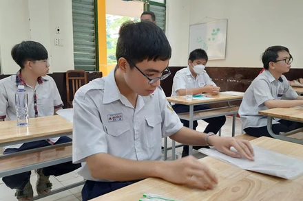 Thí sinh tham dự kỳ thi lớp 10 công lập năm 2023-2024 tại điểm thi Trường trung học phổ thông Trưng Vương, quận 1, Thành phố Hồ Chí Minh.