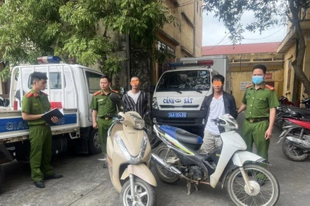 Hai đối tượng gây án Mạc Văn Trình và Cao Văn Tư tại Cơ quan công an.