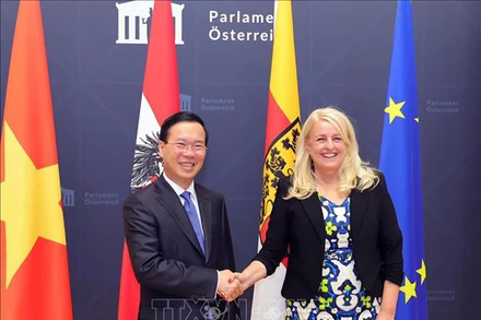 Chủ tịch nước Võ Văn Thưởng gặp Chủ tịch Thượng viện Áo Claudia Arpa. (Ảnh: TTXVN) 