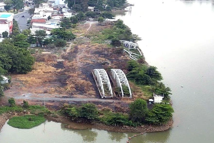 Khu vực để phần cầu Ghềnh cũ bị sập ven sông Đồng Nai thuộc phường Quyết Thắng, thành phố Biên Hòa.