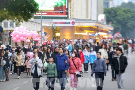 Người dân đi bộ tại phố đi bộ Hồ Gươm. (Ảnh tư liệu: Tuấn Đức/TTXVN)