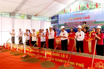 Lãnh đạo tỉnh Hà Giang động thổ khởi công nâng cấp, mở rộng Quốc lộ 2.