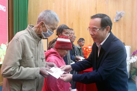Đồng chí Nguyễn Văn Nên trao quà tặng gia đình chính sách.