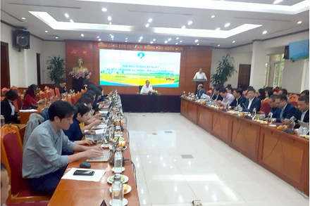 Các đại biểu tại buổi họp báo.