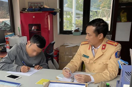 Đội tuần tra kiểm soát giao thông đường bộ cao tốc số 2 đã lập biên bản xử phạt tài xế P.H.N.