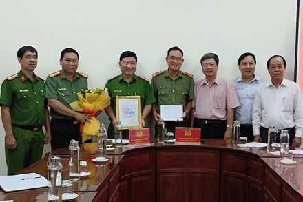 Bí thư Thành ủy Sa Đéc Phạm Văn Chuẩn (thứ 3 từ phải sang) trao thư khen và tiền thưởng tặng tập thể Công an thành phố Sa Đéc.