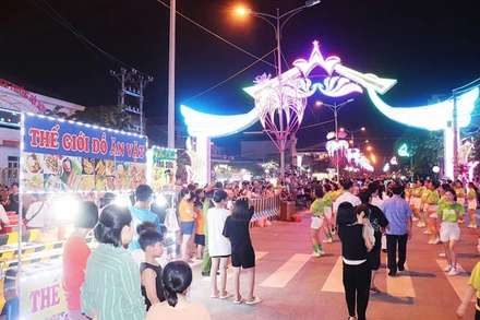 Phố đi bộ An Bình, phường Hội Hợp thu hút đông đảo người dân đến vui chơi.