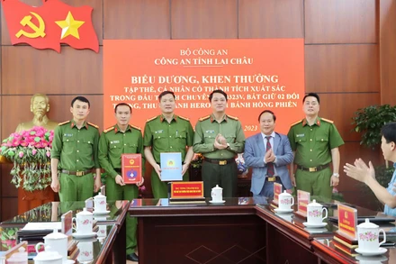 Đại diện lãnh đạo tỉnh Lai Châu biểu dương, khen thưởng lực lượng phá chuyên án.