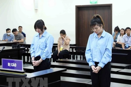 Hai bị cáo Nguyễn Thị An (phải) và Nguyễn Thị Lành tại phiên tòa xét xử.