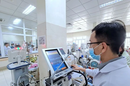 Ê-kíp can thiệp mạch vành vận hành máy móc, thiết bị tại Khoa Cấp cứu Bệnh viện đa khoa Cà Mau.