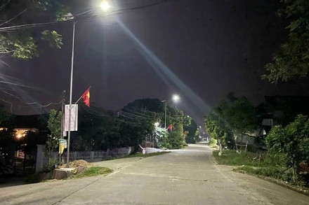 Nhờ có hệ thống đèn chiếu sáng, công tác an ninh trật tự, an toàn giao thông ở nhiều vùng nông thôn được cải thiện rõ rệt. (Ảnh: Ngọc Thắng)