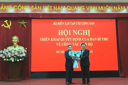 Đồng chí Mai Văn Chính trao quyết định và tặng hoa chúc mừng đồng chí Phạm Minh Tuấn được giao nhiệm vụ mới.