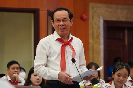 Bí thư Thành ủy Thành phố Hồ Chí Minh Nguyễn Văn Nên phát biểu, chia sẻ cùng các thiếu nhi tại chương trình.