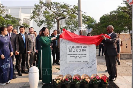 Phó Chủ tịch nước Võ Thị Ánh Xuân và Chủ tịch Hội đồng thành phố Maputo Eneas Comiche khai trương biển tên Đại lộ Hồ Chí Minh. 