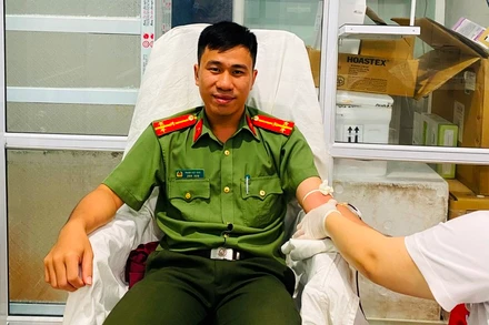 Thượng úy Phạm Việt Đức, Bí thư chi đoàn Công an huyện Mường Khương hiến máu cứu sản phụ qua cơn nguy kịch. (Ảnh: QUỲNH TRANG)