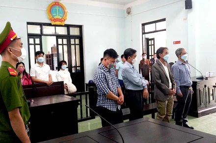 Các bị cáo tại phiên tòa. 