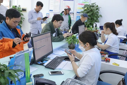 VinaPhone kéo dài thời gian phục vụ khách hàng tại các điểm giao dịch đến 21-22 giờ hằng ngày.