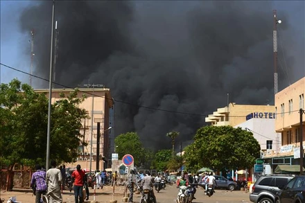 Khói bốc lên từ hiện trường một vụ tấn công tại Ouagadougou, Burkina Faso. (Ảnh tư liệu: AFP/TTXVN)