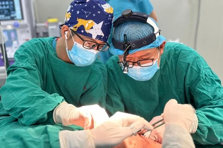 Các bác sĩ đang thực hiện ca phẫu thuật tạo hình vết thương phần mềm má.