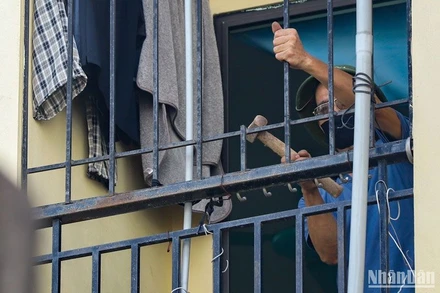Nhiều chủ nhà trọ, chung cư mini mở "chuồng cọp", lắp thang dây thoát hiểm