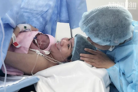 Hạnh phúc của gia đình sản phụ khi mẹ tròn con vuông.