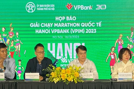 Ban tổ chức giải tại buổi họp báo.