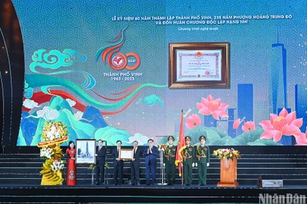 Chủ tịch Quốc hội Vương Đình Huệ trao Huân chương Độc lập hạng Nhì, tặng hoa, trao tặng bức tranh lưu niệm “Chủ tịch Hồ Chí Minh thăm công trường xây dựng Nhà máy điện Vinh (6/1957) cho Đảng bộ, chính quyền và nhân dân thành phố Vinh. (Ảnh: Duy Linh)