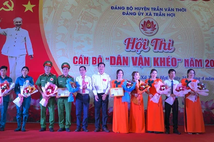 Ban tổ chức trao thưởng cho các thí sinh đoạt giải cao tại hội thi “Dân vận khéo” chiều 25/4.