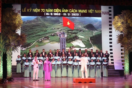 Biểu diễn văn nghệ chào mừng tại Lễ kỷ niệm.