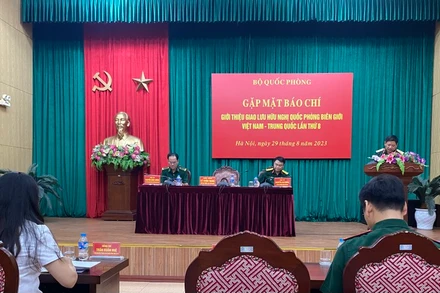 Thiếu tướng Lê Xuân Sang, Phó cục trưởng Cục Tuyên huấn phát biểu tại buổi gặp mặt.