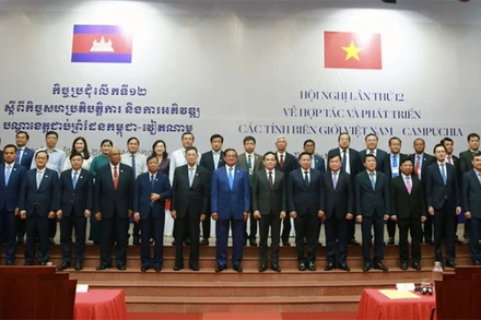 Các đại biểu chụp hình lưu niệm tại Hội nghị Hợp tác và phát triển các tỉnh biên giới Việt Nam-Campuchia lần thứ 12. 
