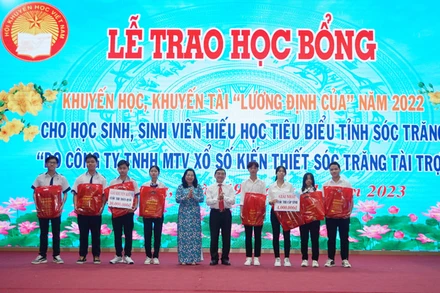 Lãnh đạo tỉnh Sóc Trăng trao học bổng Lương Định Của cho các sinh viên tiêu biểu.