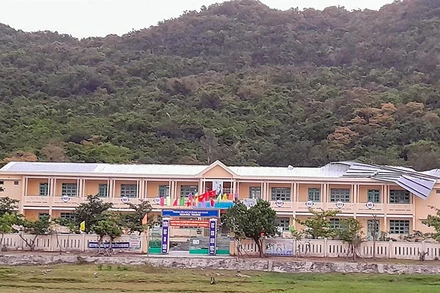 Dông lốc làm tốc mái tôn tại Trường Tiểu học-Trung học cơ sở Quang Trung.