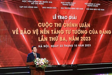 Đồng chí Nguyễn Xuân Thắng, Ủy viên Bộ Chính trị, Giám đốc Học viện Chính trị Quốc gia Hồ Chí Minh, Chủ tịch Hội đồng Lý luận Trung ương, Trưởng Ban tổ chức cuộc thi phát biểu tại Lễ trao giải. (Ảnh: TTXVN)