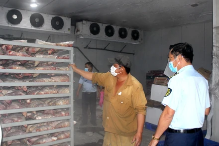 Lực lượng chức năng mở niêm phong kiểm tra bên trong kho hàng của Công ty Long Phát.