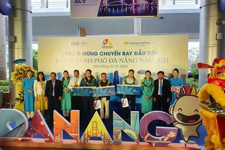 Một số vị khách may mắn ngẫu nhiên được nhận quà tặng là vé máy bay Vietnam Airlines miễn cước từ ban tổ chức.