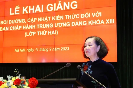 Thường trực Ban Bí thư Trương Thị Mai phát biểu chỉ đạo và khai giảng lớp học. (Ảnh: Văn Điệp/TTXVN)