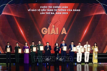 Ủy viên Bộ Chính trị, Thường trực Ban Bí thư, Trưởng Ban Tổ chức Trung ương Trương Thị Mai; Ủy viên Bộ Chính trị, Giám đốc Học viện Chính trị Quốc gia Hồ Chí Minh, Chủ tịch Hội đồng Lý luận Trung ương Nguyễn Xuân Thắng - Phó Trưởng Ban Chỉ đạo 35 Trung ương trao giải A cho các tác giả, nhóm tác giả. (Ảnh: TTXVN)