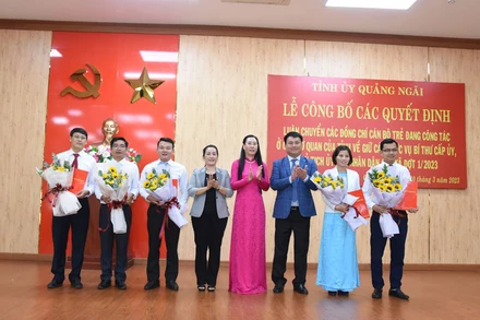 Lãnh đạo Tỉnh ủy Quảng Ngãi tặng hoa chúc mừng cán bộ trẻ ở tỉnh về làm bí thư, chủ tịch xã đợt 1 năm 2023.