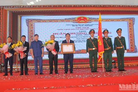 Tập thể lãnh đạo thị xã Bình Minh vinh dự đón nhận Huân chương Lao động hạng Nhất, sáng 15/1.