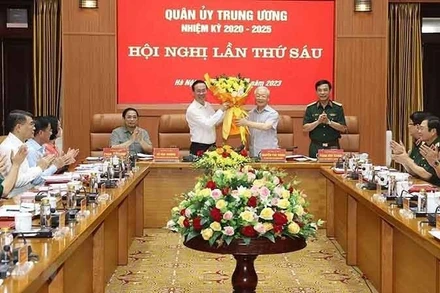 Tổng Bí thư Nguyễn Phú Trọng, Bí thư Quân ủy Trung ương chúc mừng Chủ tịch nước Võ Văn Thưởng được Bộ Chính trị chỉ định tham gia Ban Thường vụ Quân ủy Trung ương. (Ảnh: TTXVN)
