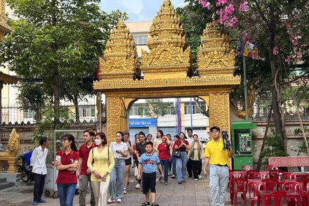 Du khách trải nghiệm chương trình.