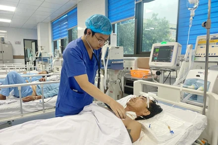 Bác sĩ theo dõi sức khỏe, chăm sóc tích cực bệnh nhân.