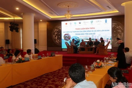 Thảo luận về sự phối hợp thực hiện Dự án.(Ảnh: PHONG NGUYÊN) 