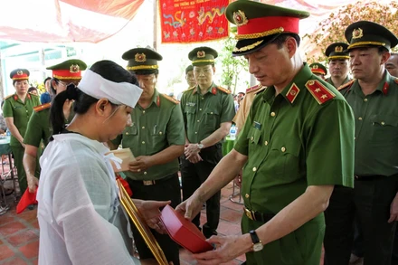 Lãnh đạo Bộ Công an trao Quyết định thăng hàm từ Thiếu tá lên Trung tá đối với Nguyễn Xuân Hào cho vợ đồng chí Hào là người đại diện nhận.