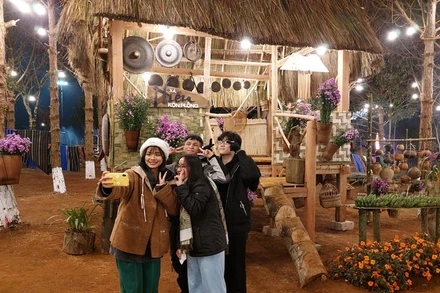 Các bạn trẻ thích thú khám phá không gian văn hóa tại rừng thông.