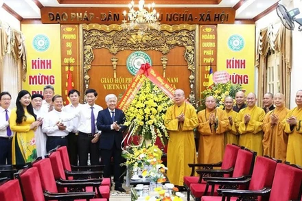 Đồng chí Đỗ Văn Chiến cùng đoàn công tác chúc mừng Văn phòng I, Trung ương Giáo hội Phật giáo Việt Nam và Hòa thượng Thích Thanh Nhiễu.